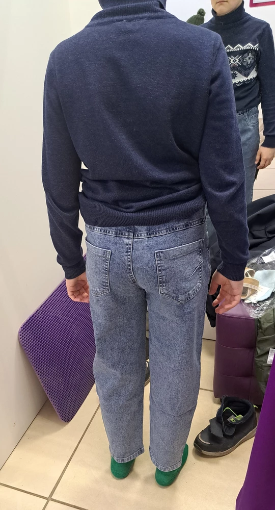 Ребенок с ростом 138см в эти джинсы не влез ни по ширине ни по длине. Ни в размер 146 ни в размер 152. Короткие и узкие. Возврат