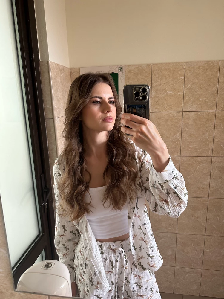 Офигенный костюм, у меня все спрашивают, где такой купить 😄 очень мягкая и приятная ткань, немного торчали нитки, но это вообще не проблема. Идут в размер, рукав сел идеально на рост 165, размер S. Сперва заказала зелёный, но цвет в жизни оказался тусклым, а этот комплект со стрекозами просто идеальный👍🏻