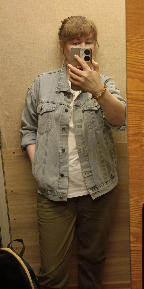 Курточка супер, мягкий качественный хлопок, хорошие лекала, прямые руки швеи) 
не холодно в +15, не жарко в +30.
Хорошо села на рост 168, прикрыла попу до половины, на ог 94см, об104см села свободно, как оверсайз. 
Рукава объемные, спокойно войдет толстовка