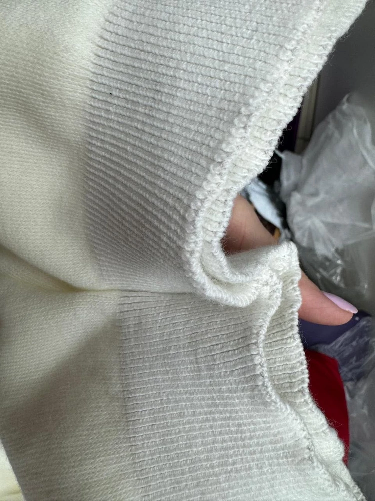 Во-первых, он не белый, как было заявлено в описании, а молочный(желтый оттенок достаточно хорошо заметно). Во-вторых, резинка выглядит поношенной, хотя штаны новые, резинка и качеством и цветом отличается от самого костюма (серо-бежевая, деформированная). Верхнюю кофту с такой резинкой не снять. В-третьих, качество костюма на лббителя, очень синтетический, до скрипа.  Три звезды, потому что ровные швы и достаточно плотный, не прозрачный.