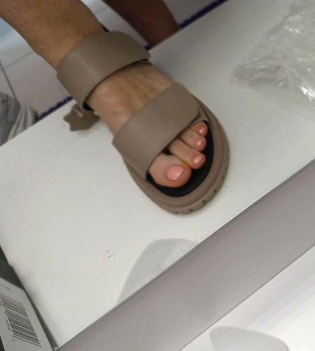 Базовые сандалии, лёгкие, подошва гнётся, размер соответствует, перемычки мягкая кожа, не впиваются, на мою ногу чуть широковаты, но для долгих пешихпрогулок отлично, цвет 🔥 универсальный, подойдёт и под загар и без, спасибо.