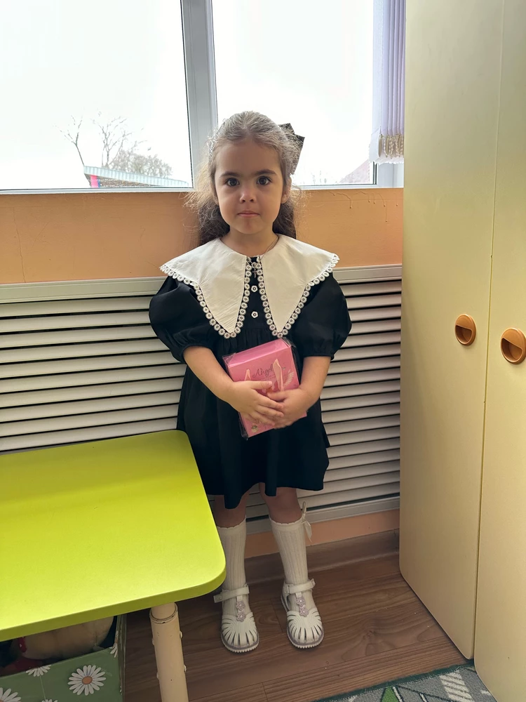 Платье коассное!Дочь его очень любит❤️
но стирать приходится только руками-так как краска черная стекает постоянно (уже стирок 5 было и при каждой вода окрашивается),поэтому руками отдельно воротник,отдельно платье -чтобы белый воротник не окрасился