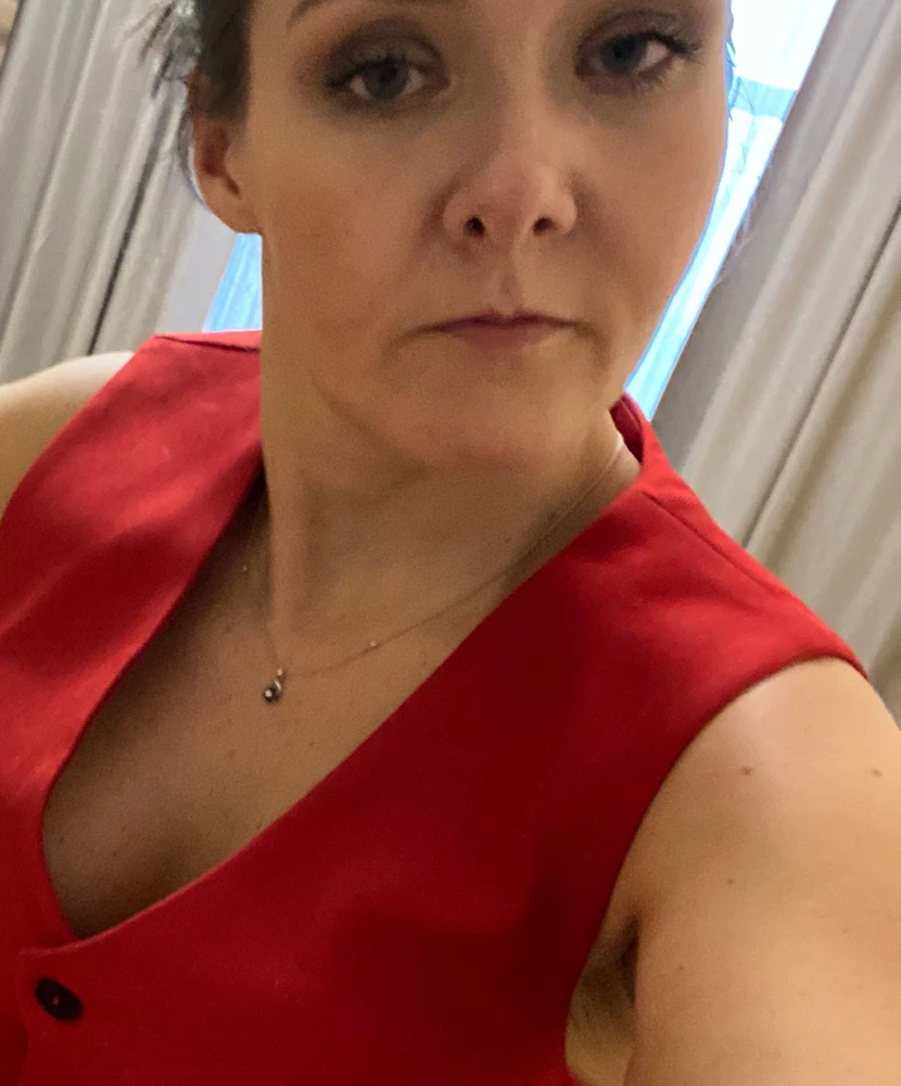 Хорошая жилетка, цвет и вырез огонь! Сначала заказала 46, оказался велик, взяла 44 в итоге.