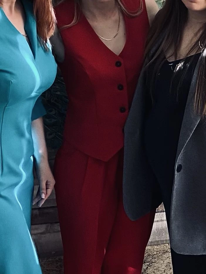 Качество отличное! Не красится. Брюки заказывала у этого де продовца.