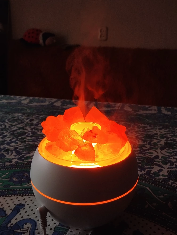 Очень хороший увлажнитель, 🔥 цвета меняет, немножко шумит, но со временем не замечаешь. Я правда своих камешков соли добавила, когда-то в *** их брала. Получилось супер волшебно 👍