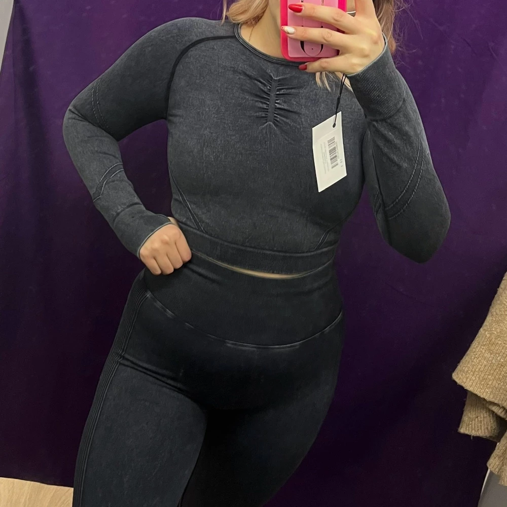 Отдала предпочтение другой модели - здесь ткань почти что не тянется и ощущение будто бы маломерит на размер точно. Еще ощущение что верх и низ разного оттенка.