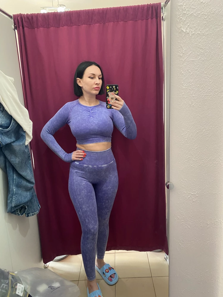 Костюм шикарный скрывает недостатки, подошел даже на такую жирную как я 😃