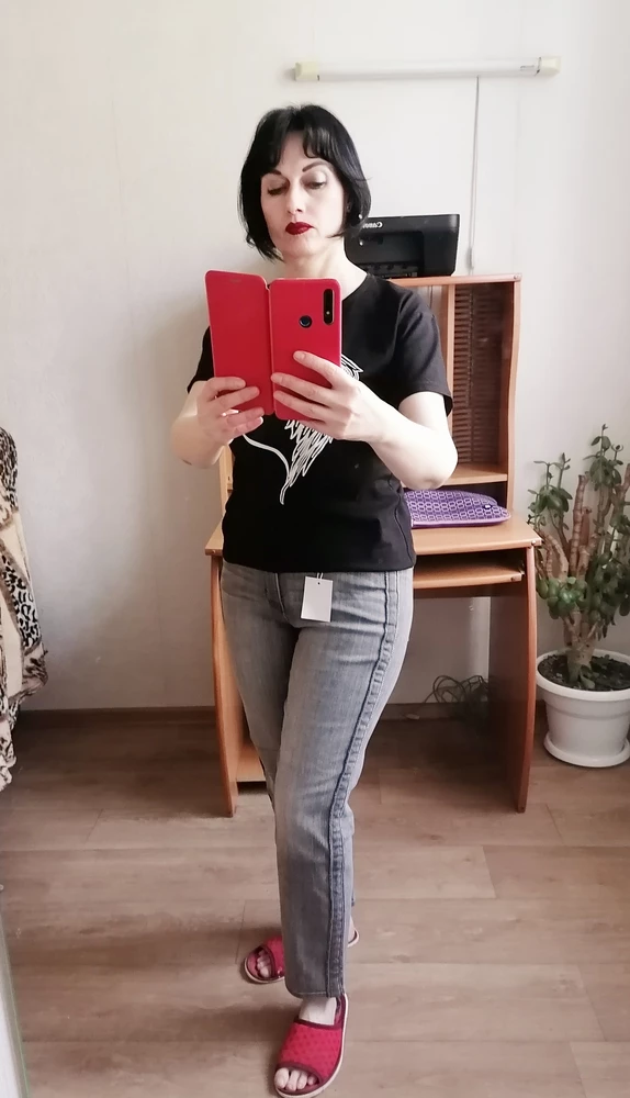 Заказ пришёл быстро. Джинсы заказала 10 (46-48)  и 12 (48) размеры, ношу 48. Большемерят, немного коротковаты, но на модели было видно, что длина джинс выше щиколотки, и узкие. В реале оказались немного широковаты ниже колен. В итоге оставила размер 10 (46-48).