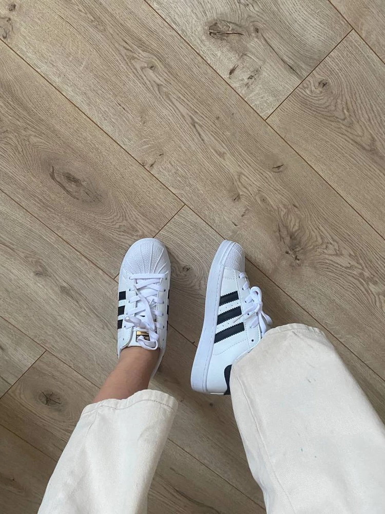 Кроссовки пришли быстро, этим я очень довольна. По размеру хорошо подошли, брала 38. Но запах от них конечно сильный, будто резина. Посмотрим какие они в носке ,  пока все нравится)