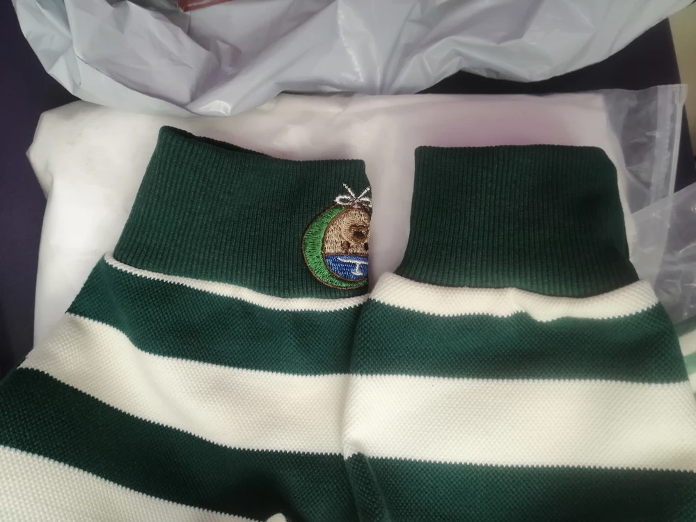 Свитшот шикарный, НО полоски вообще не совпадают, это очень сильно бросается в глаза и дешевит вещь. Не совсем понимаю зачем пускать бракованную вещь в продажу. Попробую перезаказать.