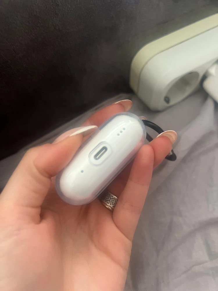 Имейте ввиду, на Airpods Pro 2 не подходит!!! Только на первую версию. На второй динамики закрыты, отверстий нет, и кнопку никак не нажмете