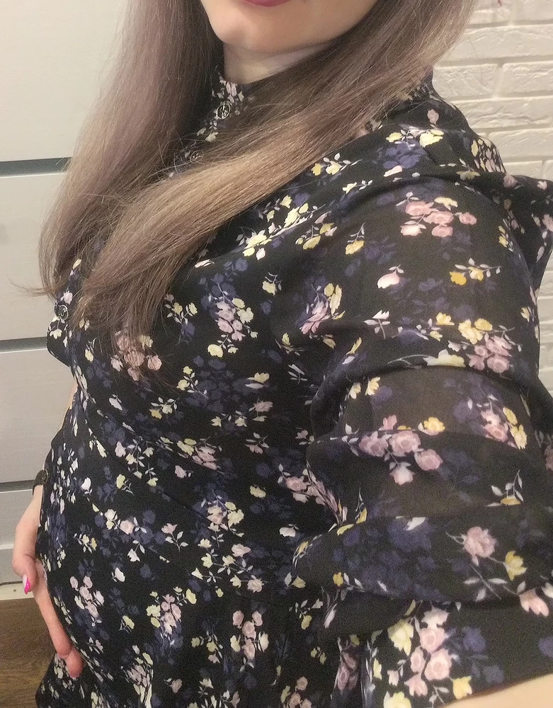 Хорошее платье, лёгкое, беременной удобно, место для животика есть