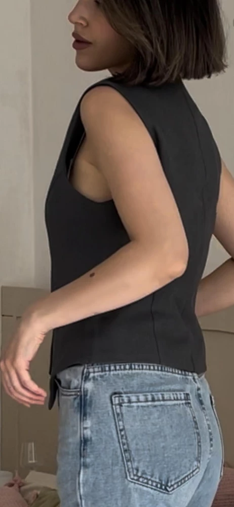 Очень качественная жилетка!😍Я всегда обращаю внимание на пошив изделия, жилетка сделана очень грамотно по всем параметрам👍Стильная вещь в гардеробе, которую можно адаптировать под разные образы❤️