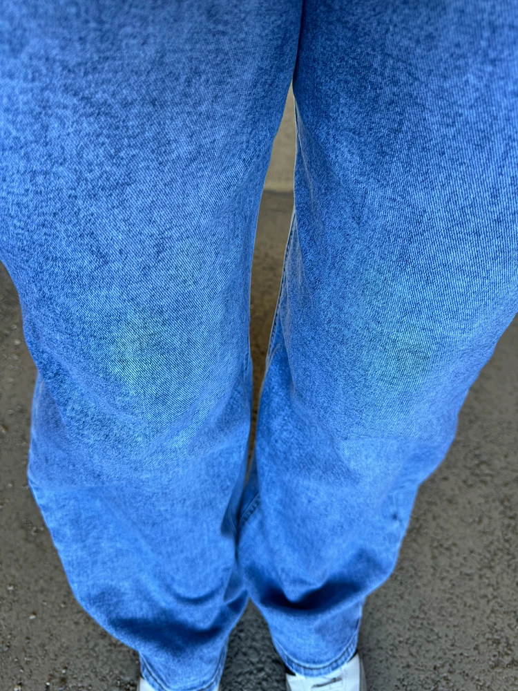 Вы только гляньте какие грязные вилимо ношеннве джинсы да еще и за такю цену ужас