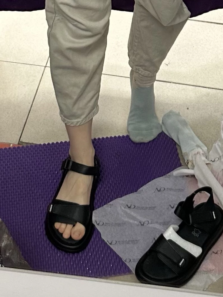 На узкую ногу даже самое минимальное положение липучки - велико. 
Стопа 24,5 см, размер 38 чуть велик в длину. Надо было 37 брать.