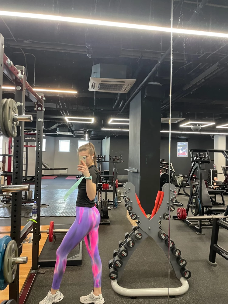 однозначно шикарные легги! выбор упал на них за счет яркости и привлекательности, я такие ни у кого раньше в зале не встречала🥰
буду заказывать еще )))