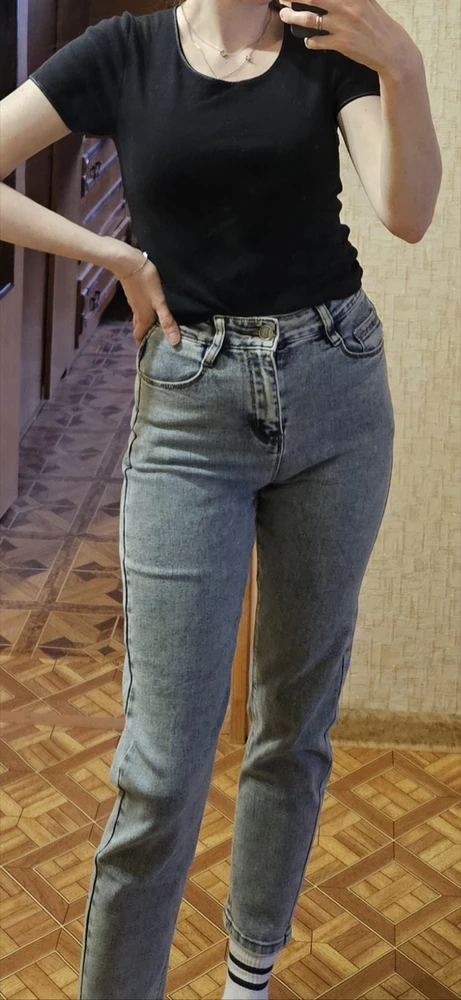 Посадка удобная, высокая,джинсы тянутся. Идут в размер и на рост 165 по длине хорошо сели.