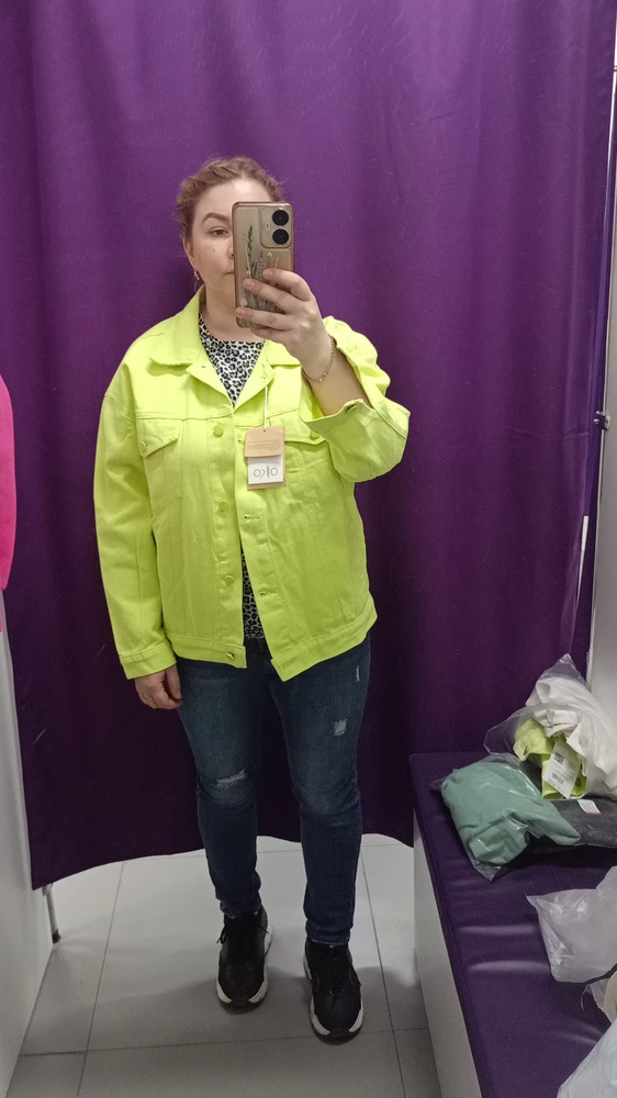 Хорошая курточка, взяла салатовую, в живую больше лимонная, красивый цвет, такая же жёлтая оказалась шире в рукавах сильно, идет в размер.
