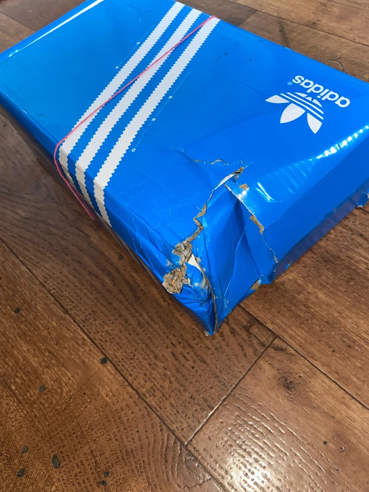 Коробка мятая, кроссовки грязные, подошва куда то уехала, крестики на носах кривые, но не сильно заметно. Одним словом -  ***