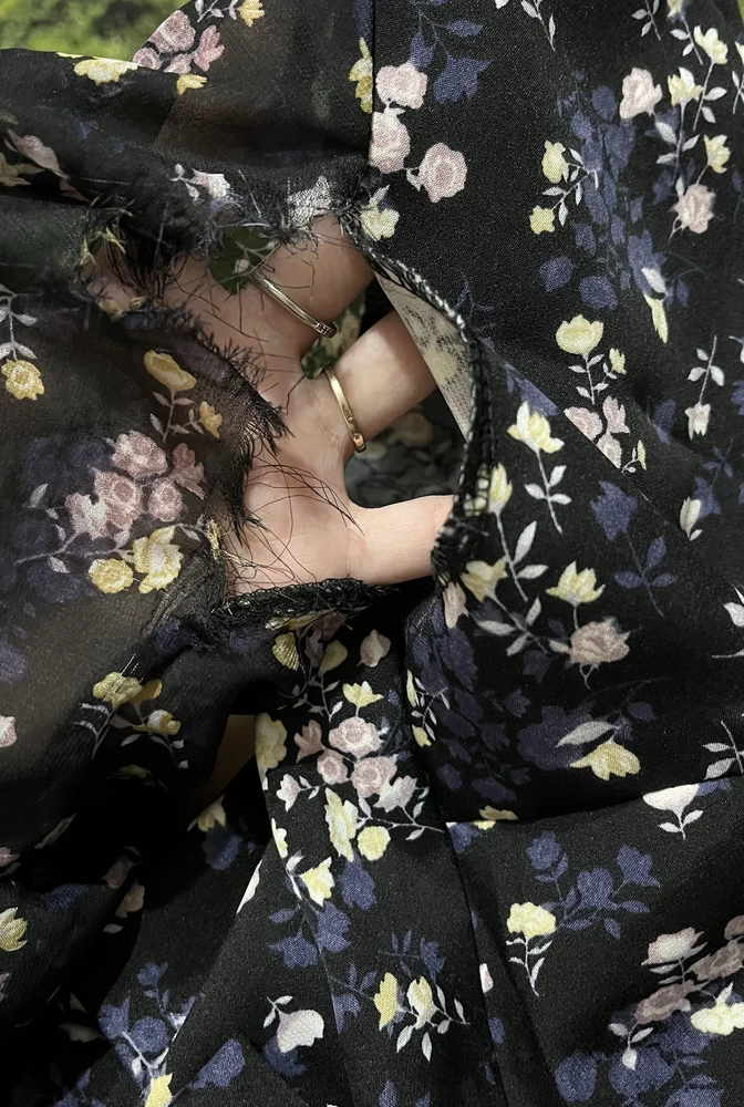 Фасон у платья конечно очень классный, мне подошел, но и дня походить не успела порвались ОБА рукава при поднятии рук вверх! Взяла на размер больше по совету продавца, село хорошо. Но рукава просто прошиты отвратительно, лучше бы платье было всё из одной ткани, я бы с удовольствием приобрела, а пока извините, возврат. Уберите их с продажи, это брак производственный((