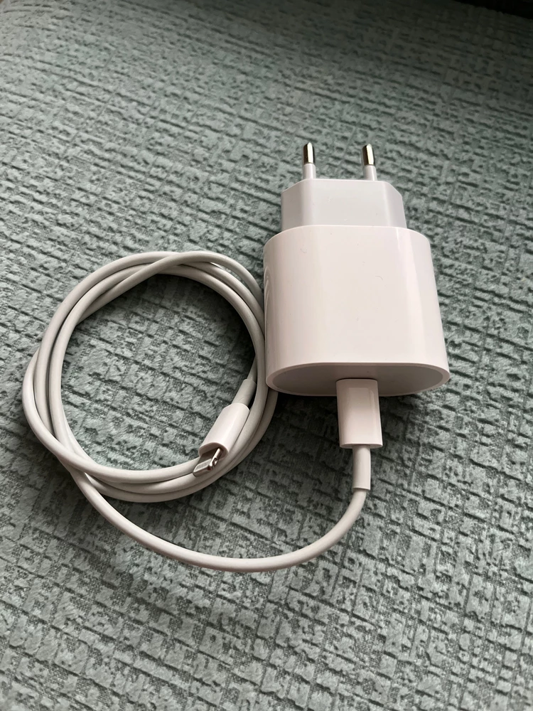 Товаром доволен! iPhone 13 mini 80% заряжает за 45 минут. В комплекте дополнительно идет провод. Рекомендую!