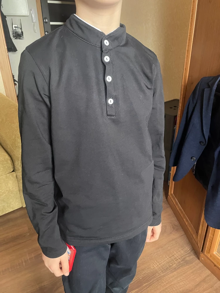 В рубашках ребёнок уже не хочет ходить, купила поло для школы. Хороший по качеству, после стирки никак не изменился и сыну нравится.