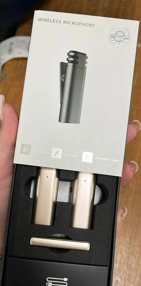 Шумоподавление отменное! Не надо мучаться и искать, при включении шумоподавление работает автоматически. Среди многообразия микрофонов черного цвета взгляд сразу упал на золотые петлички. К моему айфону золотого цвета подошли как прекрасно. Спасибо