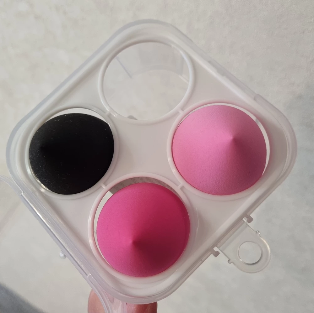 Первый раз брала комплект из 4х спонжей, очень понравились. Позже решила приобрести два со срезом, так там спонжи как каша, во влажном виде даже форму не держали. Ладно, думаю, вернусь к набору. Заказала опять 4 штуки, так они стали очень упругие и ЖЕСТКИЕ! Пользоваться совершенно неудобно. Незнаю, передаст ли видео, но добавила, чтобы показать их качество. Спонж во влажном виде, сжимается плохо и только поверхностно, внутри словно ком. Мыть их тоже неудобно, как тренажер для рук.