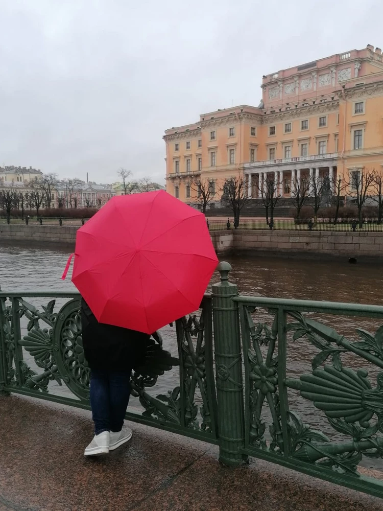 Отличный яркий и крепкий зонт. Выдержал Питерскую непогоду.