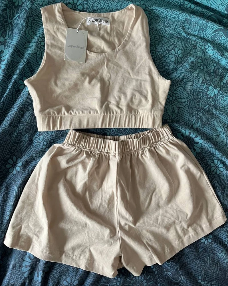 На свой 44 размер L сел хорошо. Вверх в размер, а низ несколько свободен (худая я), но вид и комфорт из-за этого не утерян) Невероятно обнимательный материал, очень нежный. Для домашнего комплекта отлично. Топ двойной, шорты имеют фасон под юбку. Качество просто потрясающее.