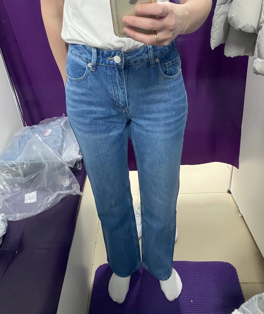 Классные джинсы, мягонькие, такие приятные к телу… но не взяла, тк почему-то у некоторых моделей джинс у меня образуются складки между ног))) Очень классные.