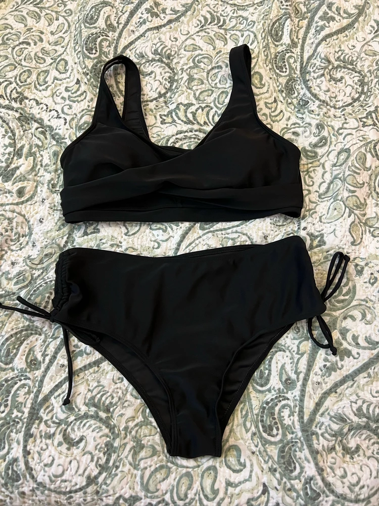 Красивый купильник и пошит качественно. Красота!