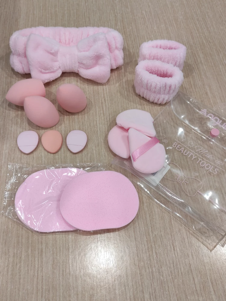 Обалденный наборчик! Все супер качественно сделано и прошито. Очень милый приятный цвет, повязки мягенькие, комфортные🥰 удобно, что есть сумочка, буду брать с собой в дорогу. Ну и в целом прям приятная цена, т к собрать такой комплект самой сильно дороже будет🩷