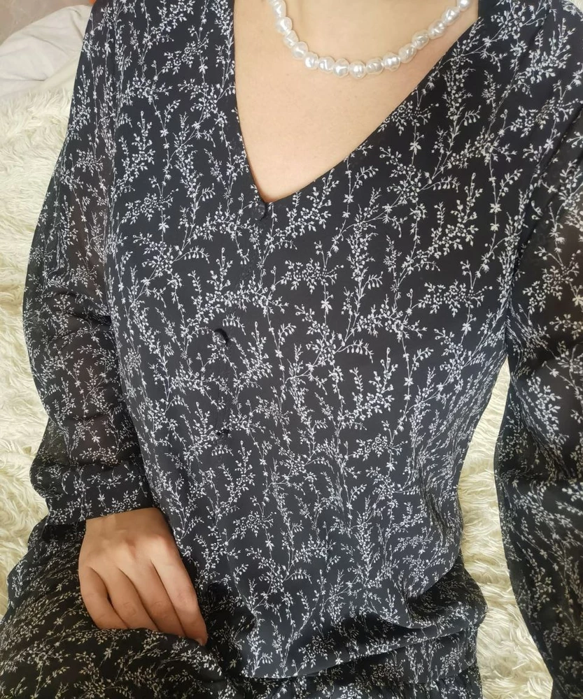 Как получила первым делом постирала и отпарила платье и заметила что оно не мнется. Стирка тоже без проблем прошла, выбрала деликатный режим в стиральной машинке, высушила на вешалке, оно не было особо мятым, но я на автомате всё отпариваю)) ткань красиво струится, в нем хочется танцевать, кружиться это первая мысль которая пришла в голову когда я его надела