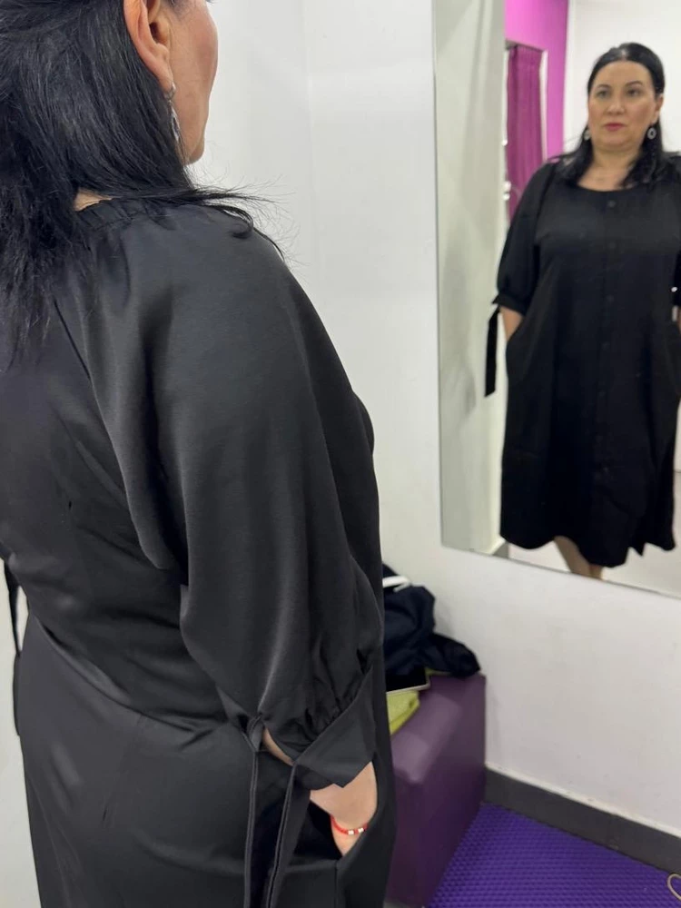 Шикарное платье,очень приятный  материал,стройнит