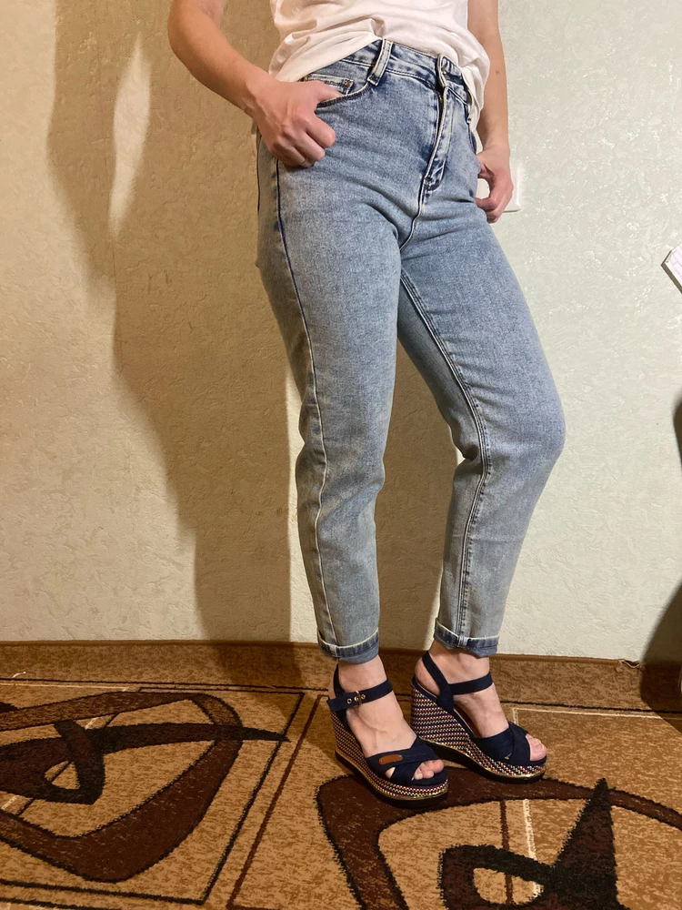 Читала отзывы про эти джинсы. Все пишут про качество. Реально качество супер. Мягкие, хорошо тянуться. Взяла 44 р-р сел в «обтяжку» я такое ношу мне нравиться ОТ-74, ОБ-90