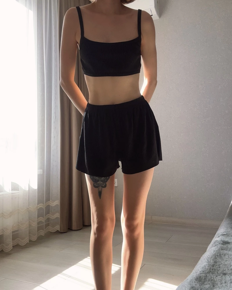 Сначала когда пришли шорты , подумала что огромные , но когда примерила они сели идеально 😍 резинка не давит, очень свободные и легкие , не ощущаются на теле, классные шорты )))) Я довольна 🥹