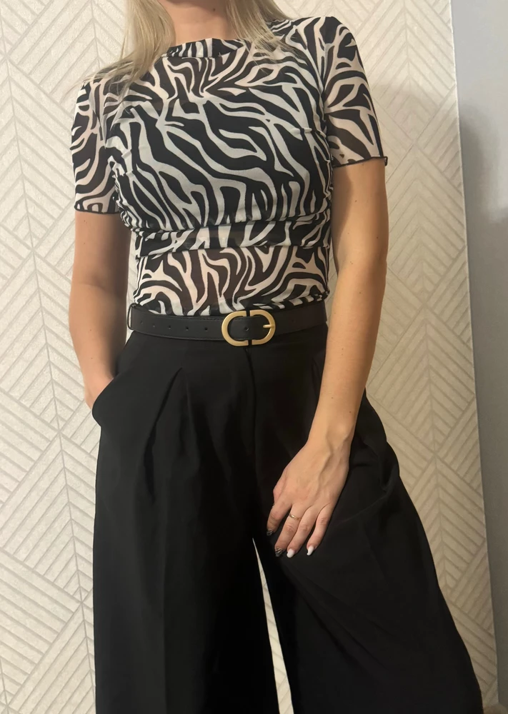 Понравился лук на модели, и решила собрать себе такой же! У футболки есть вставка, в районе груди, что делает ее не прозрачной, и это очень круто! Она отлично тянется, и не сковывает движения 👍