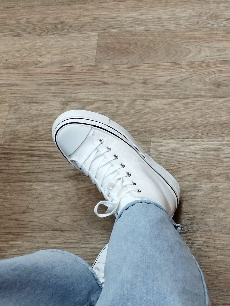 Кеды супер! Обычно беру 38 размер, эти кеды 38 размера сидят очень даже свободно и хорошо. Носочки были в подарок :)