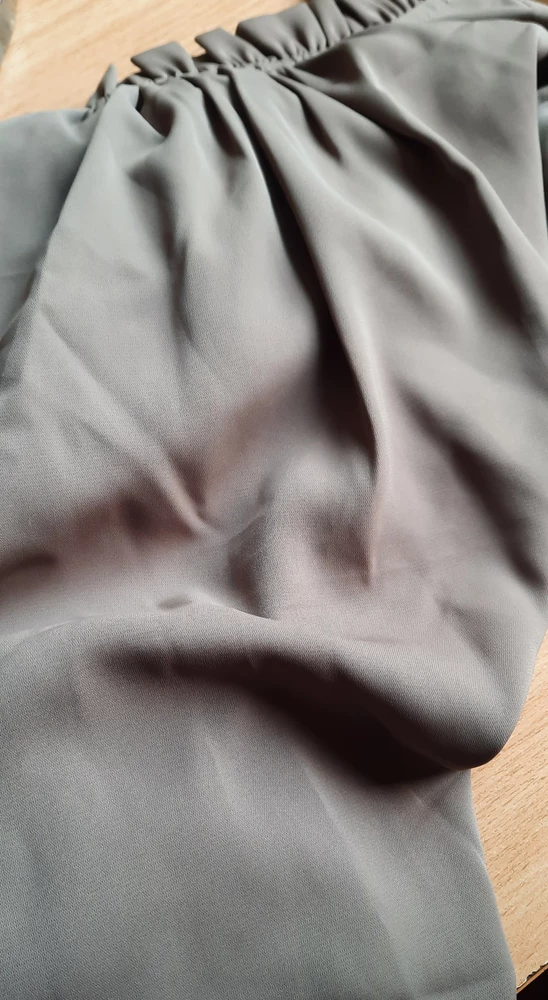 Цвет несоотсвует фоту, за это минус зведу. Оставила т к. Нужно было срочно. Ткань приятная, модель тоже хорошая, проблема надо принаравиться пуговицу застегнуть, сложновато.