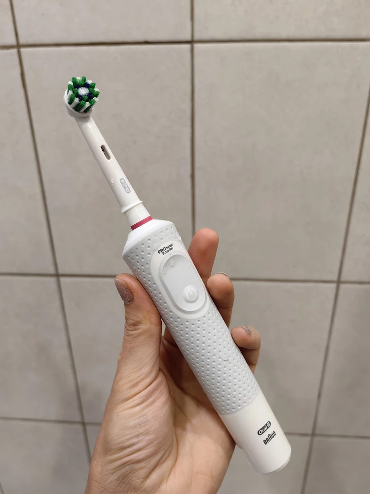 Хорошая, только не хватает индикатора включённой зарядки. У меня на старой зубной щётке (тоже oral b) загоралась зелёненькая подсветка, когда ставишь на зарядку. А тут не понятно - заряжается или нет.