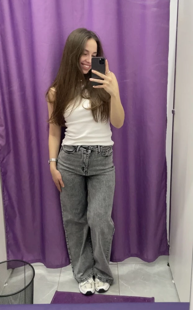 Тот самый момент, когда надела джинсы и сразу влюбилась. 
Идеально подошли по размеру и длине!

У меня рост 168, узкая талия и широкие бедра и джинсы сели просто идеально!💔