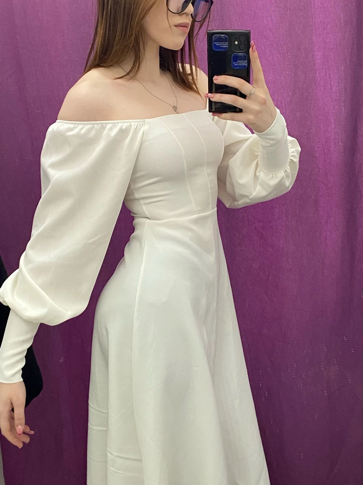 Было бы оно черное, было бы другое дело, но за это ставить на звезду меньше низко.
Дама я высокая 175 рост
Ог- 94
От -63
Об - 96
Размер 40 идеальный почти, но в талии большевато чутка, не критично
(Белый мне не идет)
Но это для вальса конец 11 класса😄