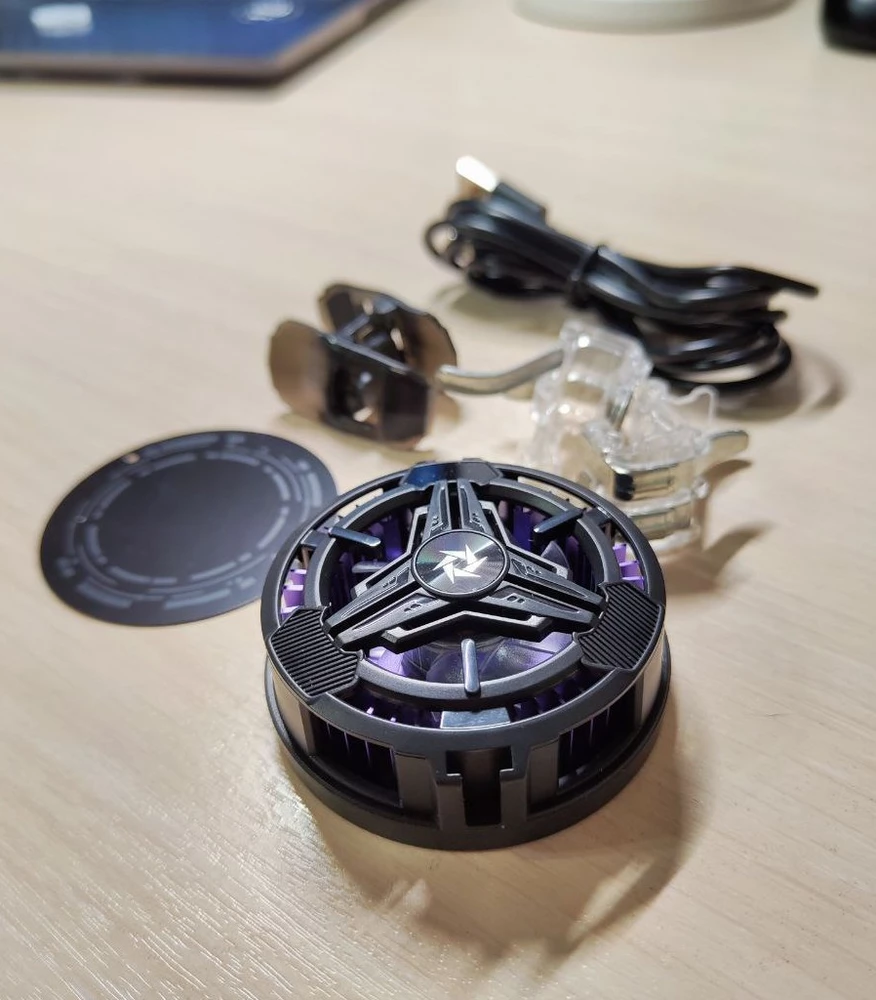 Действительно охлаждает телефон, игра не лагает, муж в восторге!