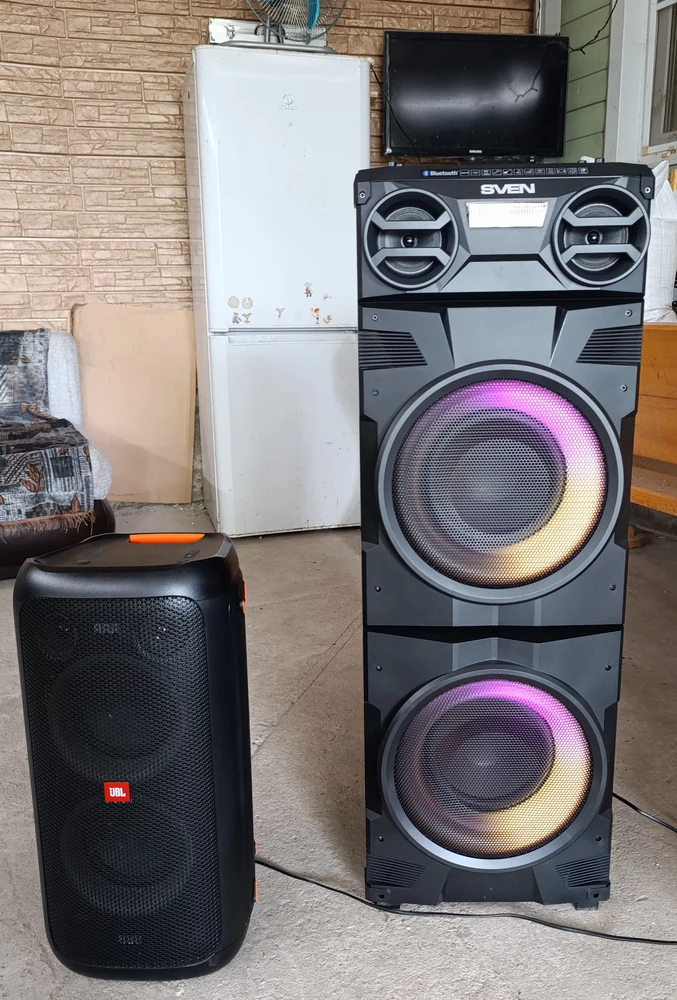 Рядом jbl 100. Хорошо качает! Чисто)) для дома и двора  хватит.