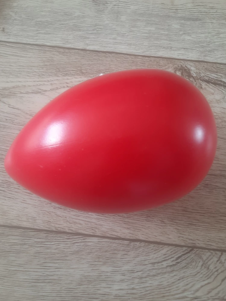 Тяжёлый,собака ухватить не может,побаивается его,при ударе сильно громкий