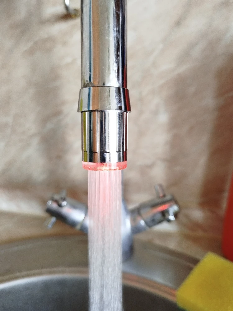 Очень клева  штука, даже не понятно как она работает, включаешь воду и светится)))