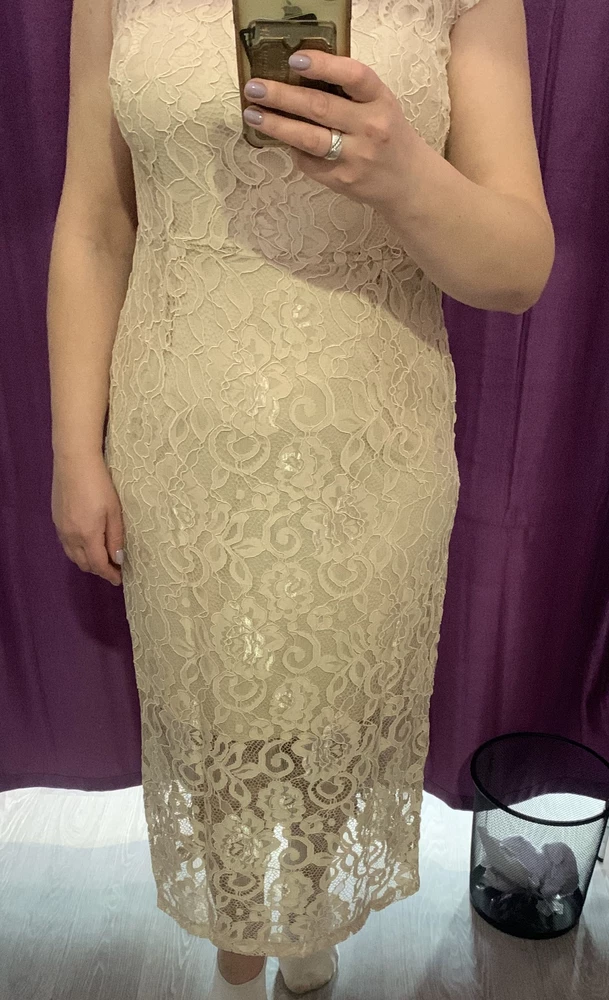 Сам материал неплохой, можно сказать, что даже красивый, но местами кривые швы, поэтому не садится ровно на чехол, который тоже кстати вполне качественный, не противно синтетический. Скорее не мой цвет и фасон, немного смахивает на занавеску) но говорят это тренд сезона. Отрезной силуэт, но  не совсем понятно, где должна эта линия располагаться,  талия ниже, а под грудью лишния стяжка неудачная. Длинна тоже вызывает вопросы, тогда и нижний чехол должен быть длинее, такой фасон удешевляет модель, хотя, повторюсь ткань, а также фурнитура (молния) качественные. Делаем вывод: модель на любителя, материал вполне зачет. За отзыв положили в подарок резинку для волос, спасибо!