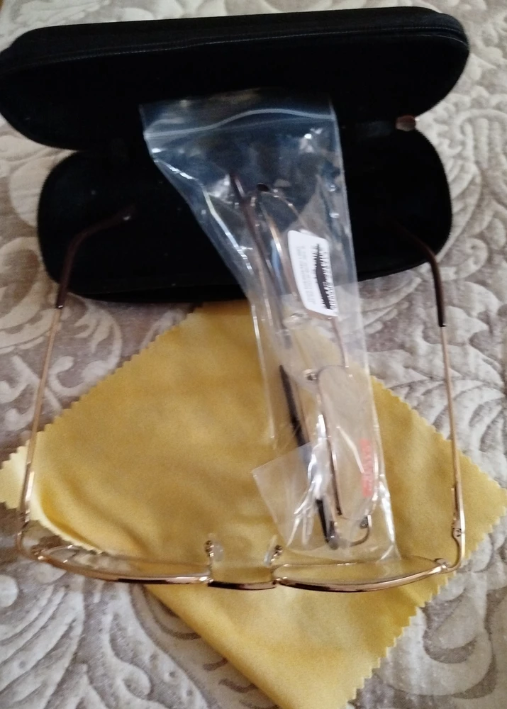 Футляр + две пары очков плюс салфетка. Мне понравился. Очки хорошие дужки тоже нормальные Так что я советую за такие деньги берите и не раздумывайте