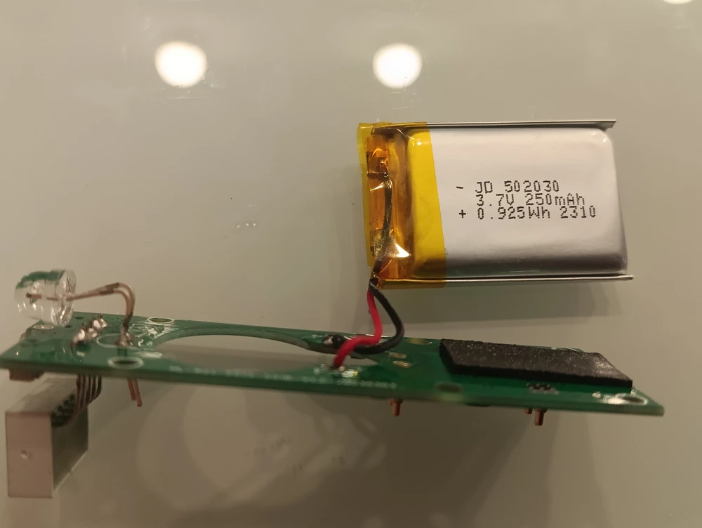 Аккумулятор 250 mah заявленно 300 mah
Аккумулятор каждого наушника 35mah(нормально)
Есть 2 посадки для магнитов которые держат кейс в закрытом состоянии, но приклеин только 1
Звук наушников немного глухой, громкости не хватает, микрофон есть но через него вас никто не услышит, шумоподавления нет,аккумулятор садится даже не зарядив наушники один раз,ещё и оказалось они пожароопасны, в комментариях есть не одно фото поправленных наушников.
Брать не советую, на звуке экономить нельзя